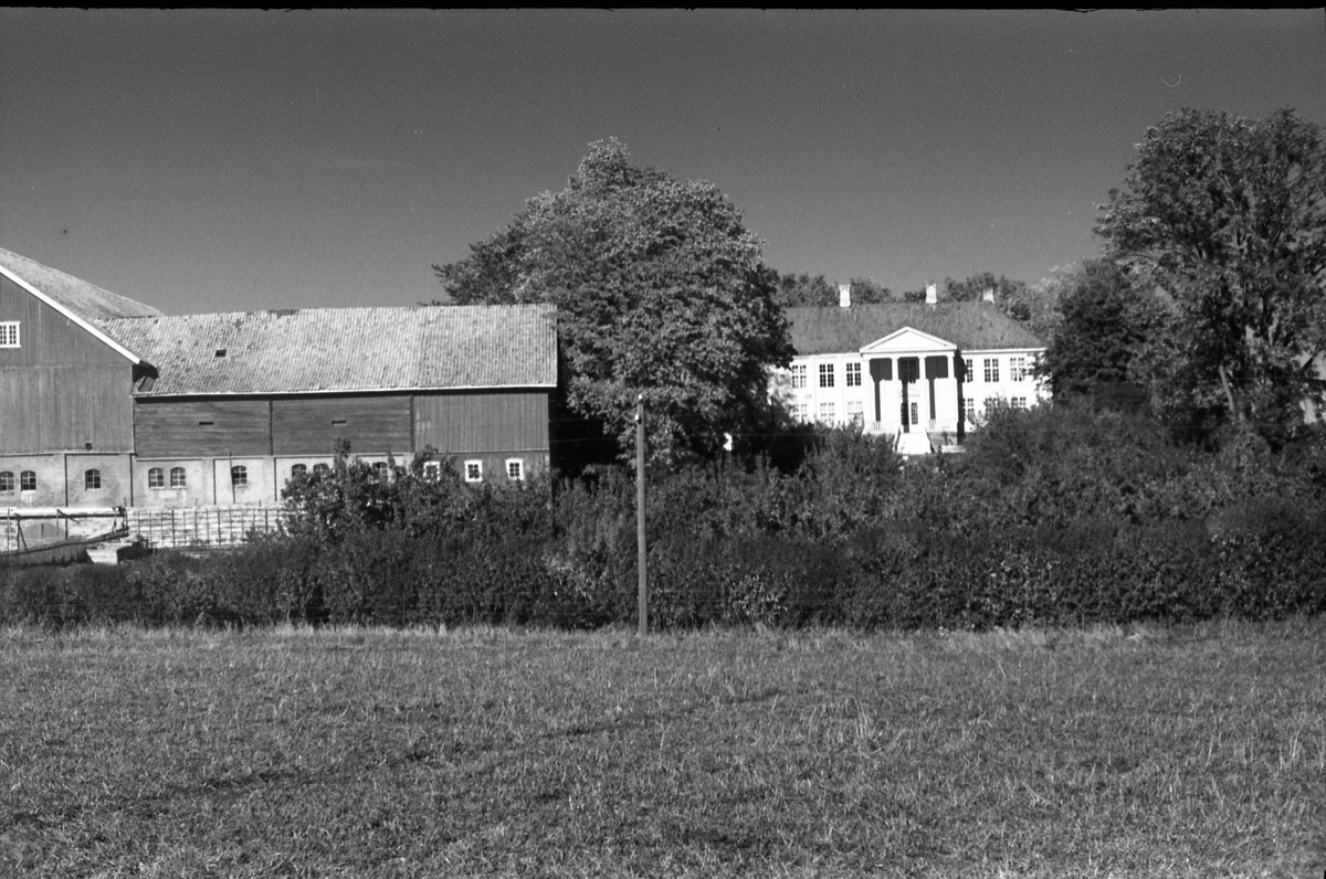 Bygninger på gården Rogneby i Østre Toten. Serie på 12 bilder, hovedsaklig av hovedbygningen.