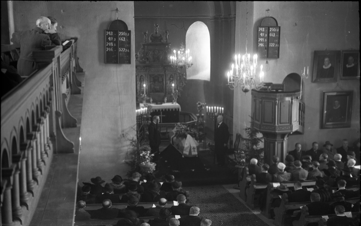Fra dr. Adolf Fosmos gravferd ved Hoff kirke 18.februar 1948. Serie på 10 bilder.