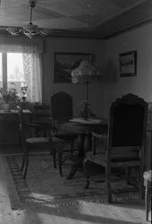 Stueinteriør. Seks bilder.