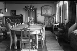 Interiørbilder, trolig fra Rogneby øvre (Toten Offentlige Sk