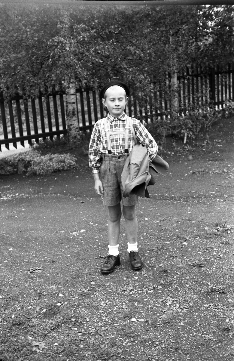 Kjell Røisli på veg til sin første skoledag, august 1948.
