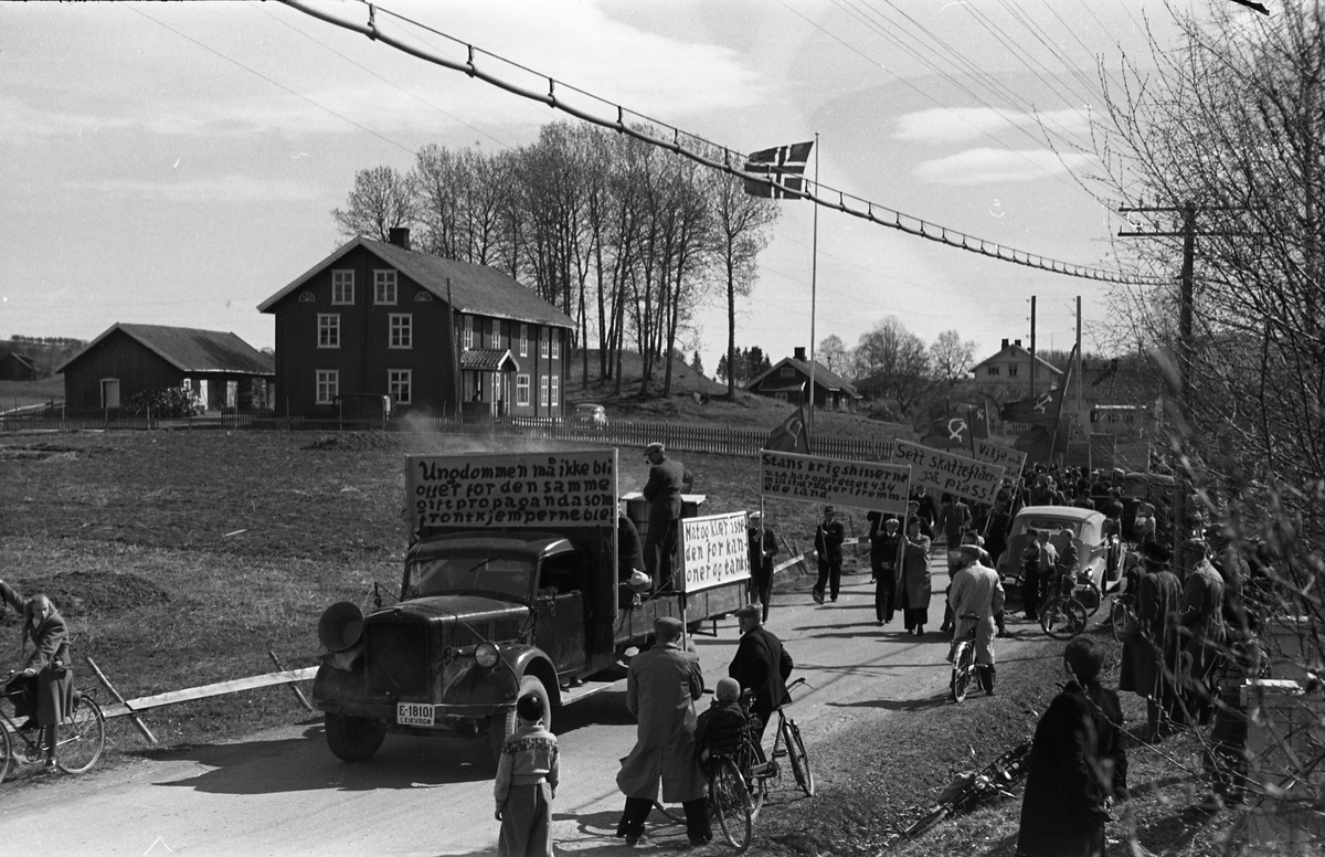 1.mai 1949. Demonstrasjonstog på vegen ved bruket Frogner og Hoff Arbeidersamfunn på Kraby, Østre Toten. Fem bilder.