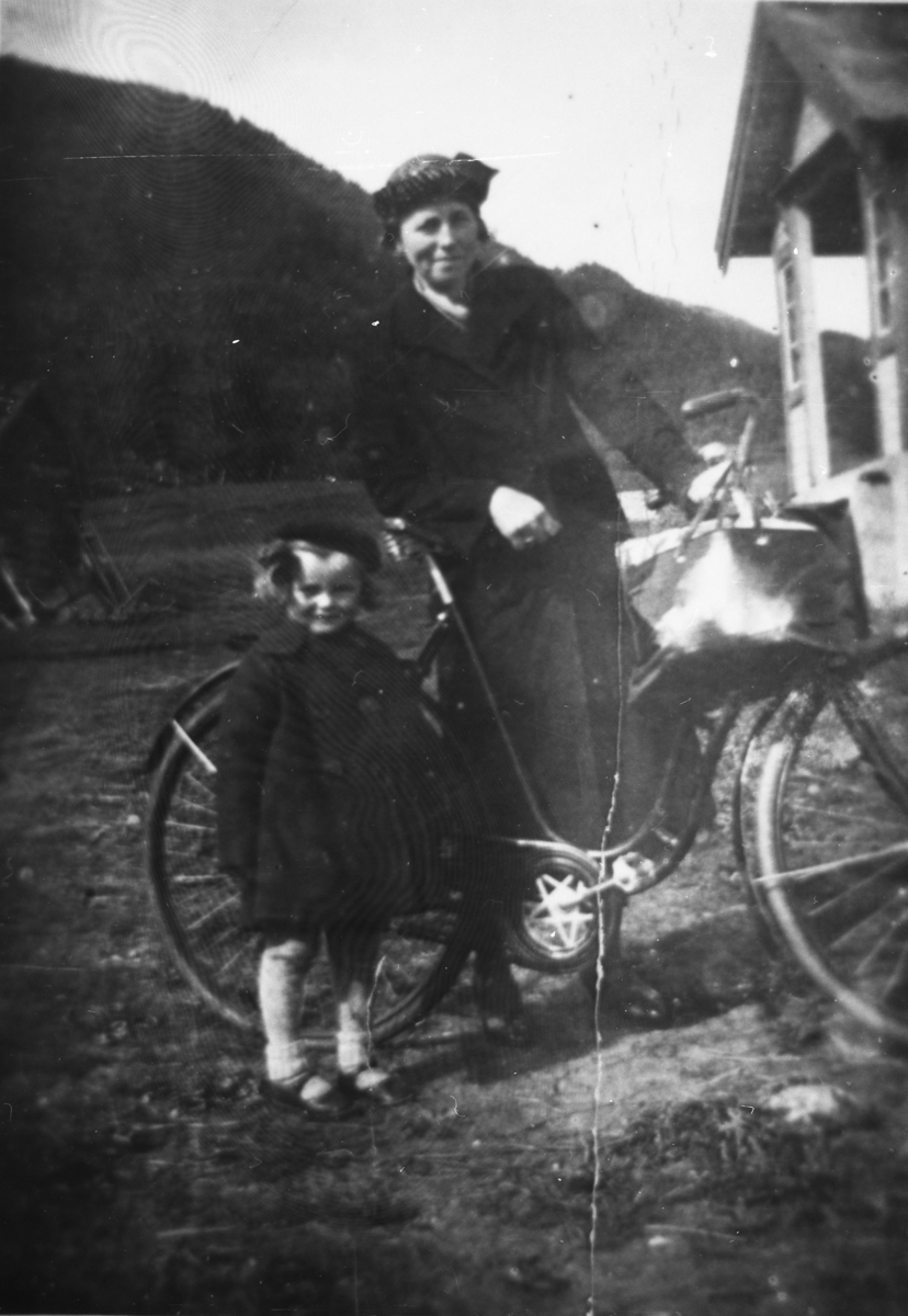 Dame med sykkel og lita jente. Sigrun Stangnes f 1899 med datteren Erna f. 1931.  Tranøy