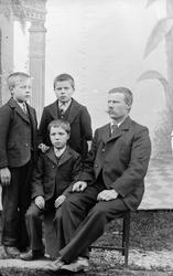 Foto av S. Nisja, trolig med sine tre sønner. Trolig fra Sun