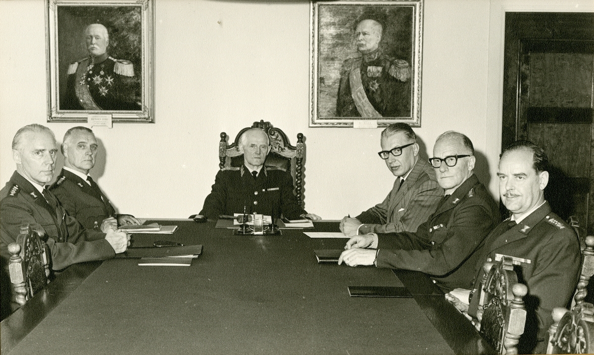 Grupporträtt av officerare från Arméintendenturförvaltningen. Förvaltningens sista plenum den 19-28 juni 1963.
För namn, se bild nr. 2.