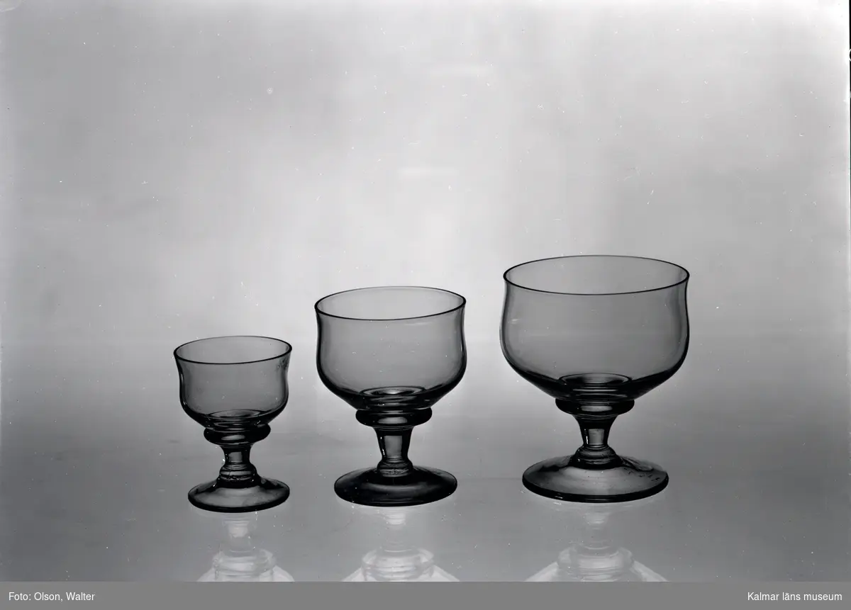 Ett likörglas, portvinsglas och madeiraglas ifrån Skrufs Glasbruk AB.