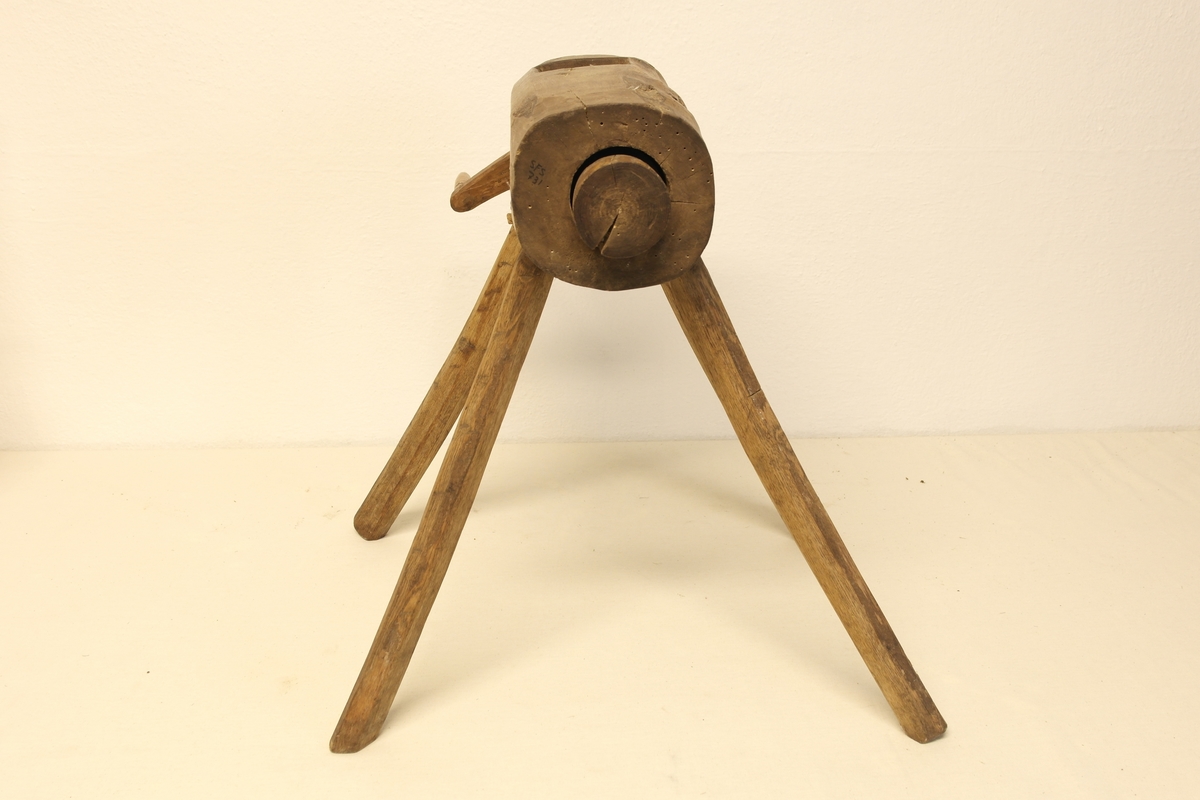 Potetkvern i tre. Kverna står på 4 bein av eik. Den er laget av hel ved. Skrue/Tregjenger/Kall inni hulrommet, påmontert ei sveiv på utsiden.