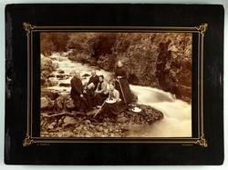 Tonsåsen Sanatoriums gjester på utflukt ant. 1888. 3 kvinner