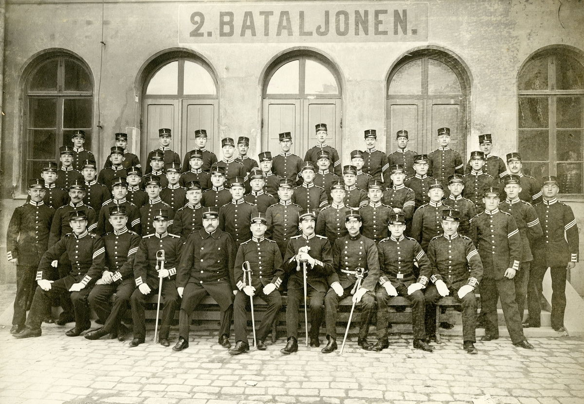 Grupporträtt av officerare vid 2. bataljonens underofficersskola 1902-1903.