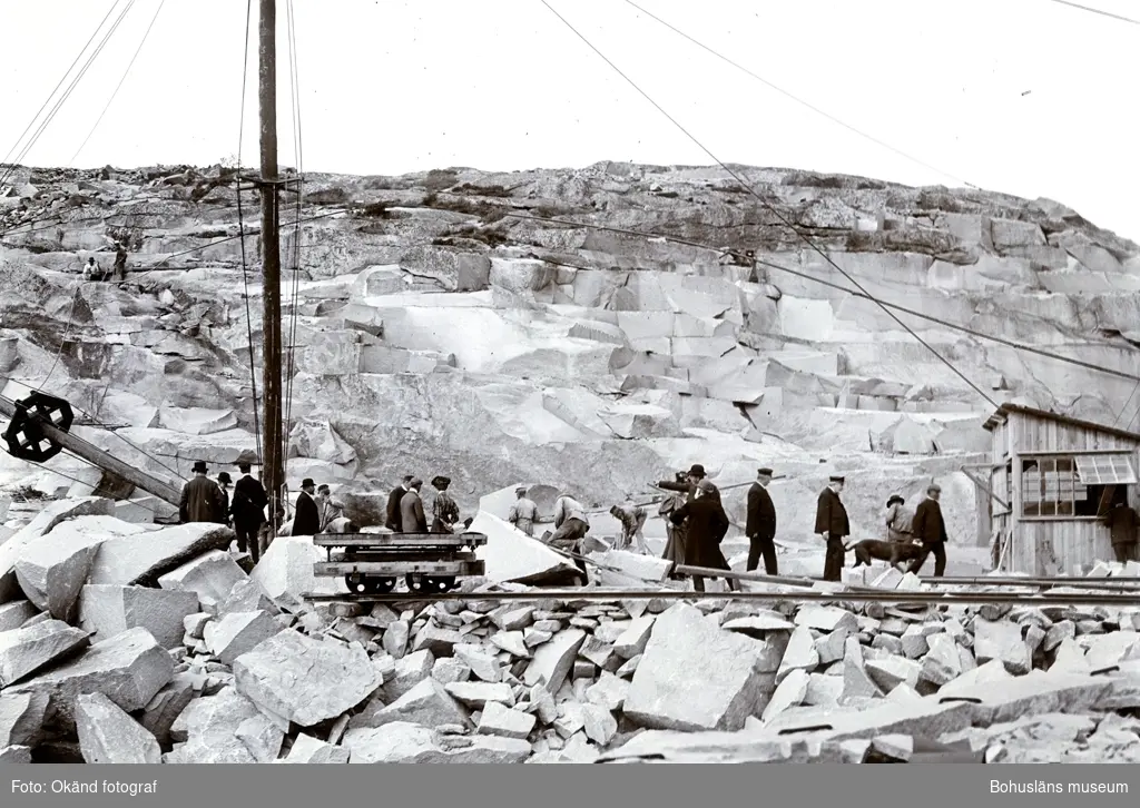 "Rixö Stenhuggerier den 29 aug. 1906 då Tekniska Samfundet i Göteborg besökte Rixön på inbjudan av Skandinaviska Granit Aktiebolaget, Halmstad." 