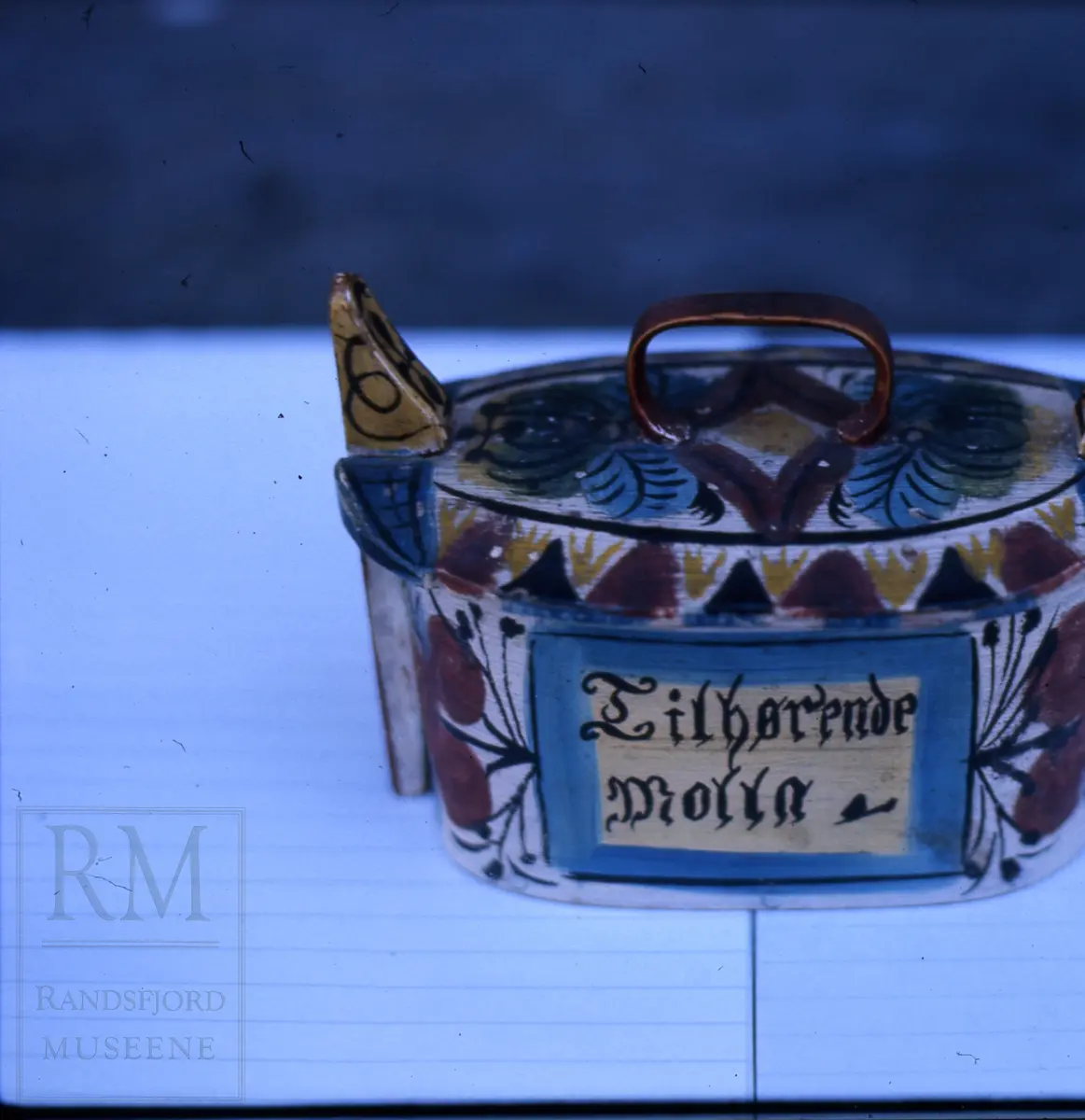 Tiner og boller fra Skjelbreia gård.