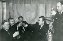 Gutta tar en skål.
frå v. Ola Rese,Engebret Hauge,Halvor Mø