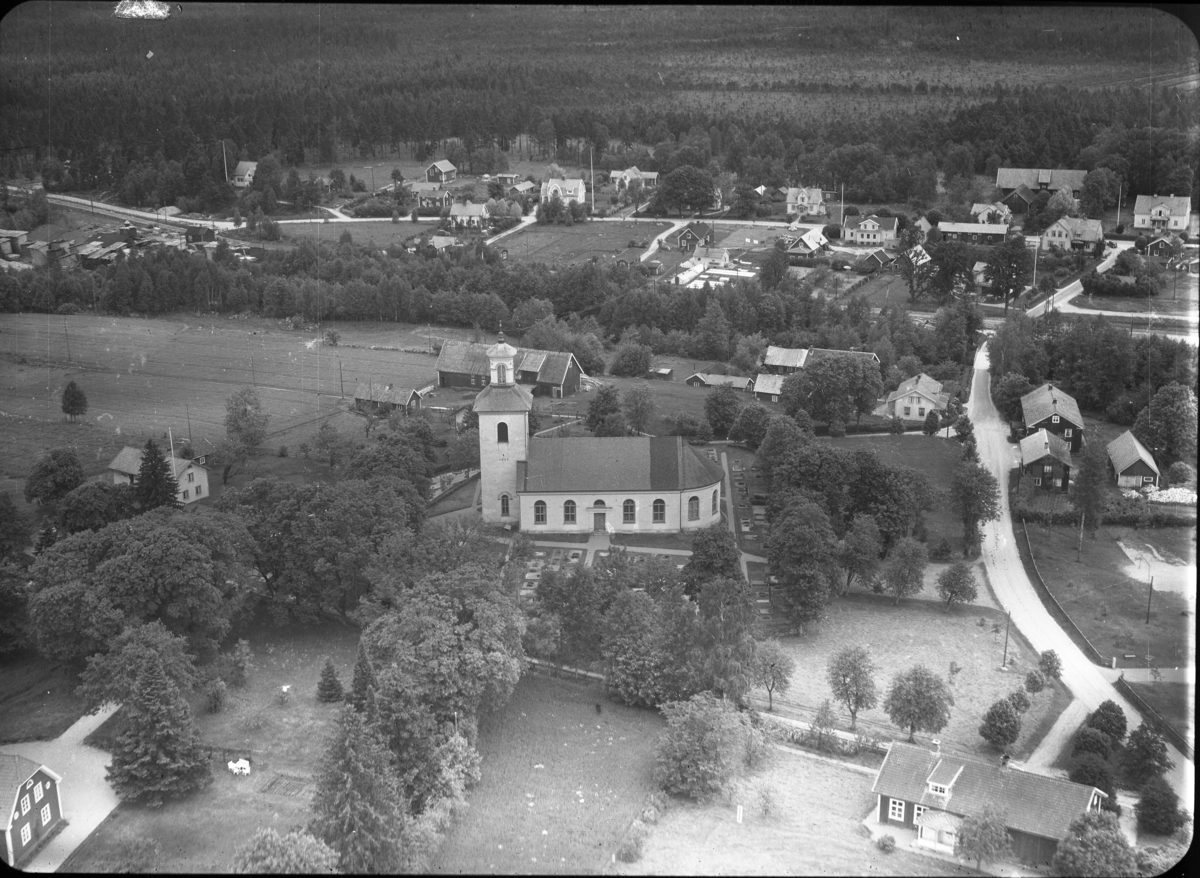 Flygfoto över Forsheda år 1946, i mitten av bilden ser man Forsheda kyrka, Värnamo kommun. Nr. G. 4022.