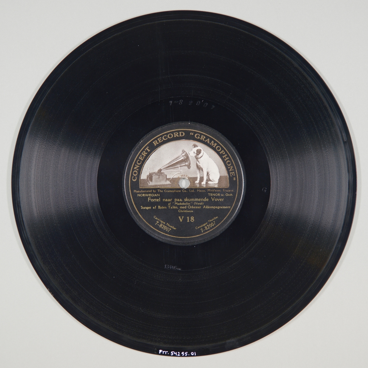 FTT.54255.01:
Svart grammofonplate laget av bakelitt og skjellak. Etiketten er svart med skrift i gull, for tekst se "Påført tekst/merker". På etiketten er det en hund som sitter og lytter til en grammofon. Trykket er i svart, grått og hvitt. På A-siden er det en sekundær påskrift. 

FTT.54255.02:
Plateomslaget til platen er laget av lysegrønt papir som er limt. Teksten er i mørk grønt, for tekst se "Påført tekst/merker". Omslaget er likt på begge sider.