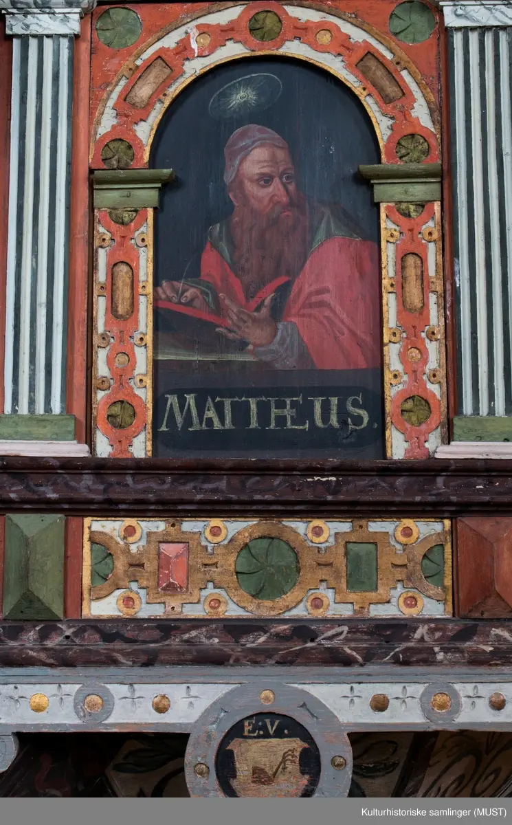 Bemalte felt med billedlige fremstillinger av disiplene (fra venstre) Matheus, Marcus, Lucas og Johannes.