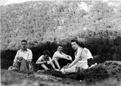 Folkegruppe på skogstur. Stonglandseidet i Tranøy .ca 1957