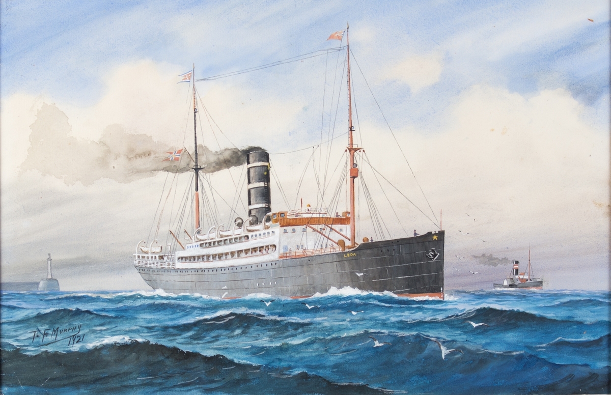 Skipsportrett av DS LEDA utenfor kysten av England. Hvit fyrtårn og molo til venstre i motivet.