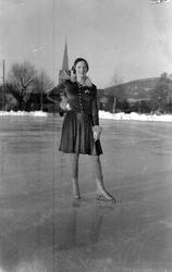 Kunstløp på Sportsplassen. Kvinnelig kunstløper.