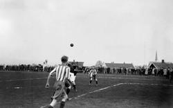 Fotballkamp på Gjøvik stadion. Aberdeen - Opplandslag 1929.