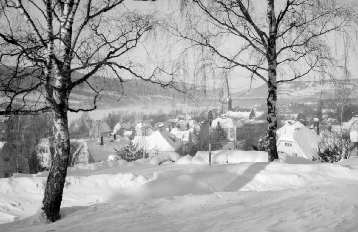 Lillehammer sett fra Utsiktsbakken. Slutten av 1950-tallet