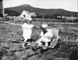 Søskenflokk på Ryfetten. Maria Stenseng som står utenfor vog