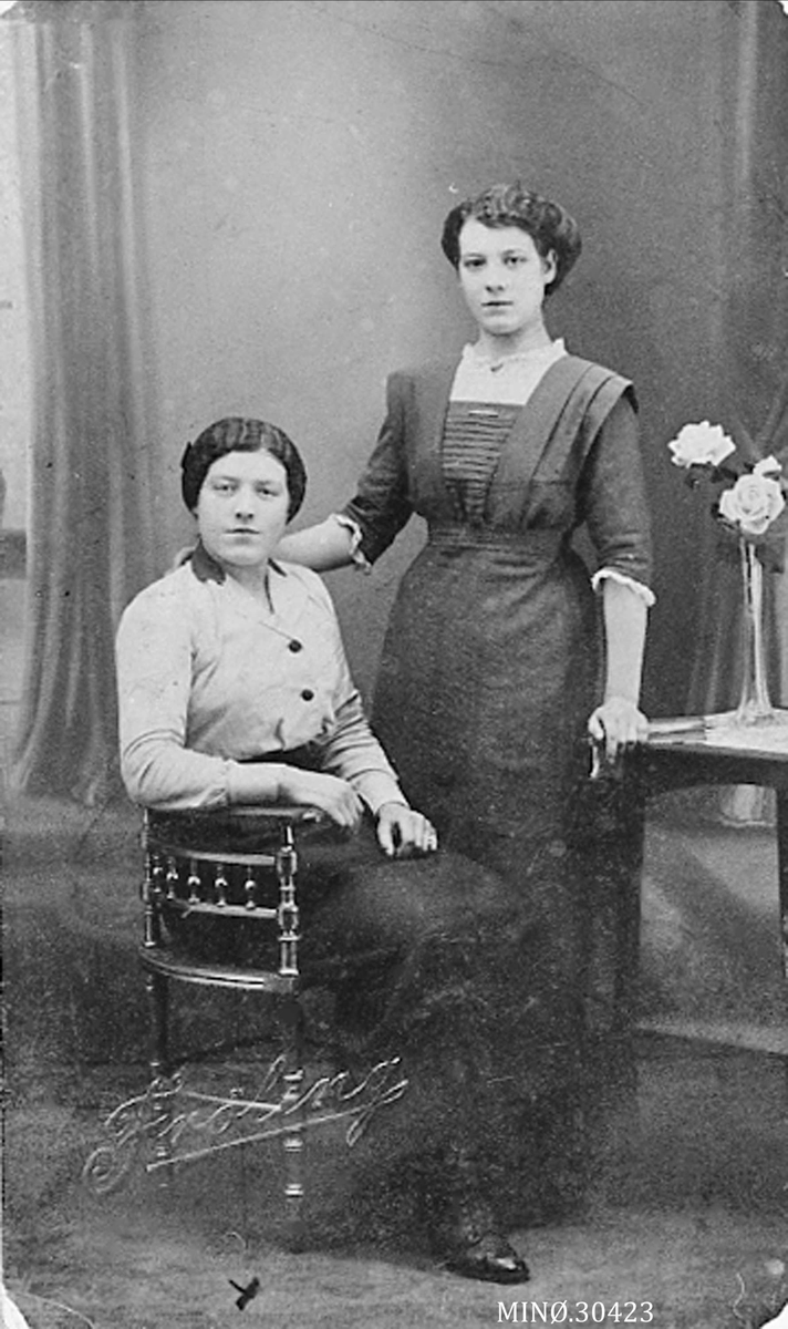 Portrett av to unge kvinner - Hilda (bak ) og Berthea Nordberg