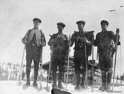 Fire karer på skitur ved Kjønnbua mot Rensjøen. 
Erling Eve