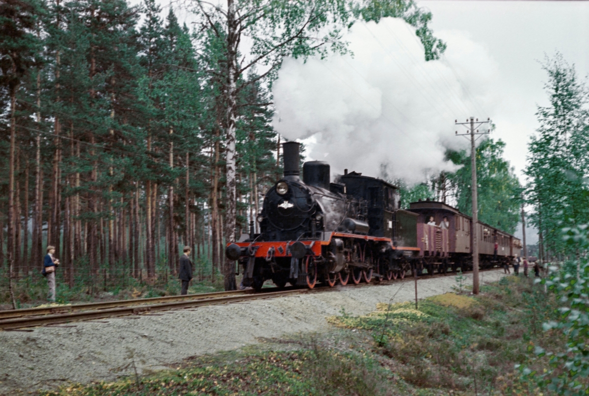 Underveis med A/L Hølandsbanens veterantog fra Drammen til Krøderen. Toget trekkes av damplokomotiv 18c 245. Fotokjøring ved Kløftefoss.