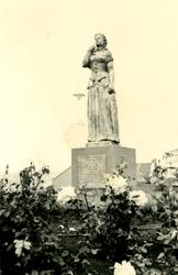 Skulptur  ved Kanalbrua i Moss. Postkort. 
"The Norwegian L