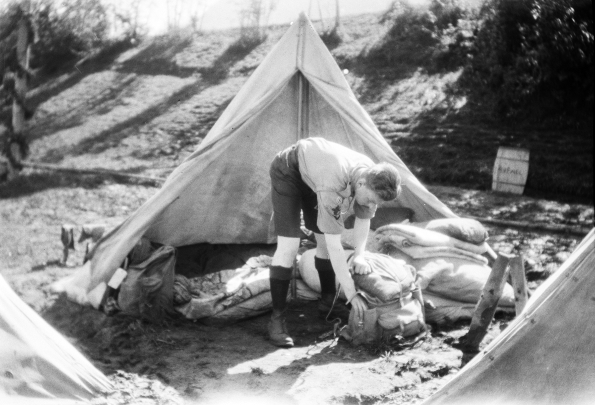 Landsleir i Åndalsnes 1928. Speidergutt og telt.