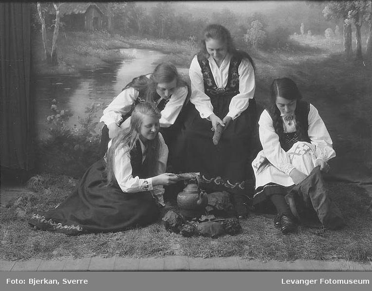 Gruppebilde av fire kvinner, Aslaug Dahl resten ukjente.