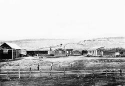 Gardsbruk. Dalholen kring 1890