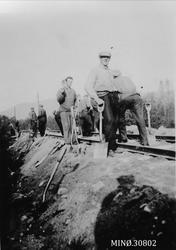 Jernbanearbeid. Grusing