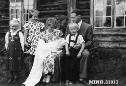 Barnedåp. Fra venstre: Linn Wenche, Britt, Alvhild, Anne og 