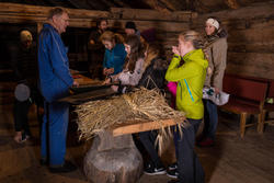 Tresking i Hammervoll-løa med Bjørn Austigard.