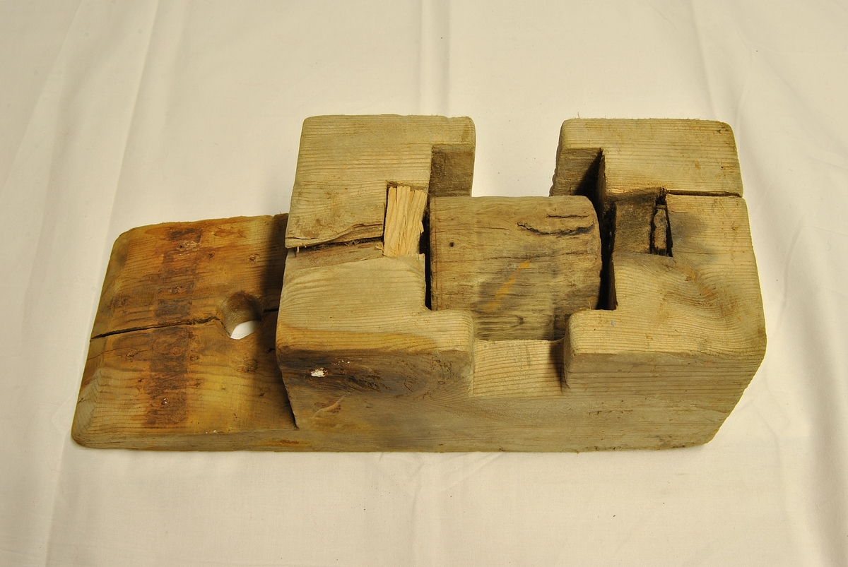 Form: Rektangulær med rund midt-del