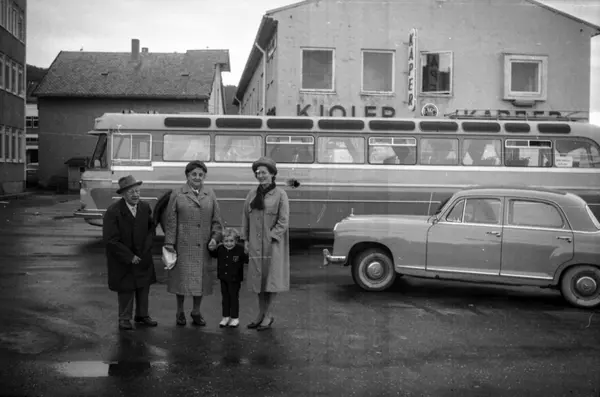 "Frå 21.08.1965"."Kongsli sitt besøk etc".Bussen i bakgrunne