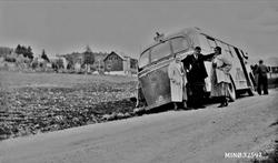 Bussen har kjørt i grøfta og passasjerane lyt venta.