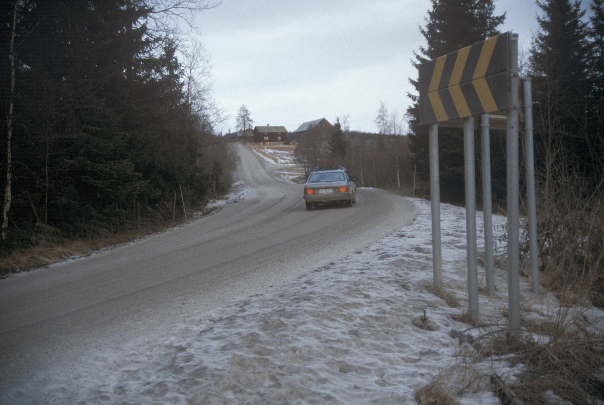 Lillehammer, Øvre Ålsbygda, Nordseterveien fra svingen nedenfor Sjøsetervegen, mot øst Storhagen gård i bakgrunnen