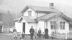 Bolig, klær, gjerde,