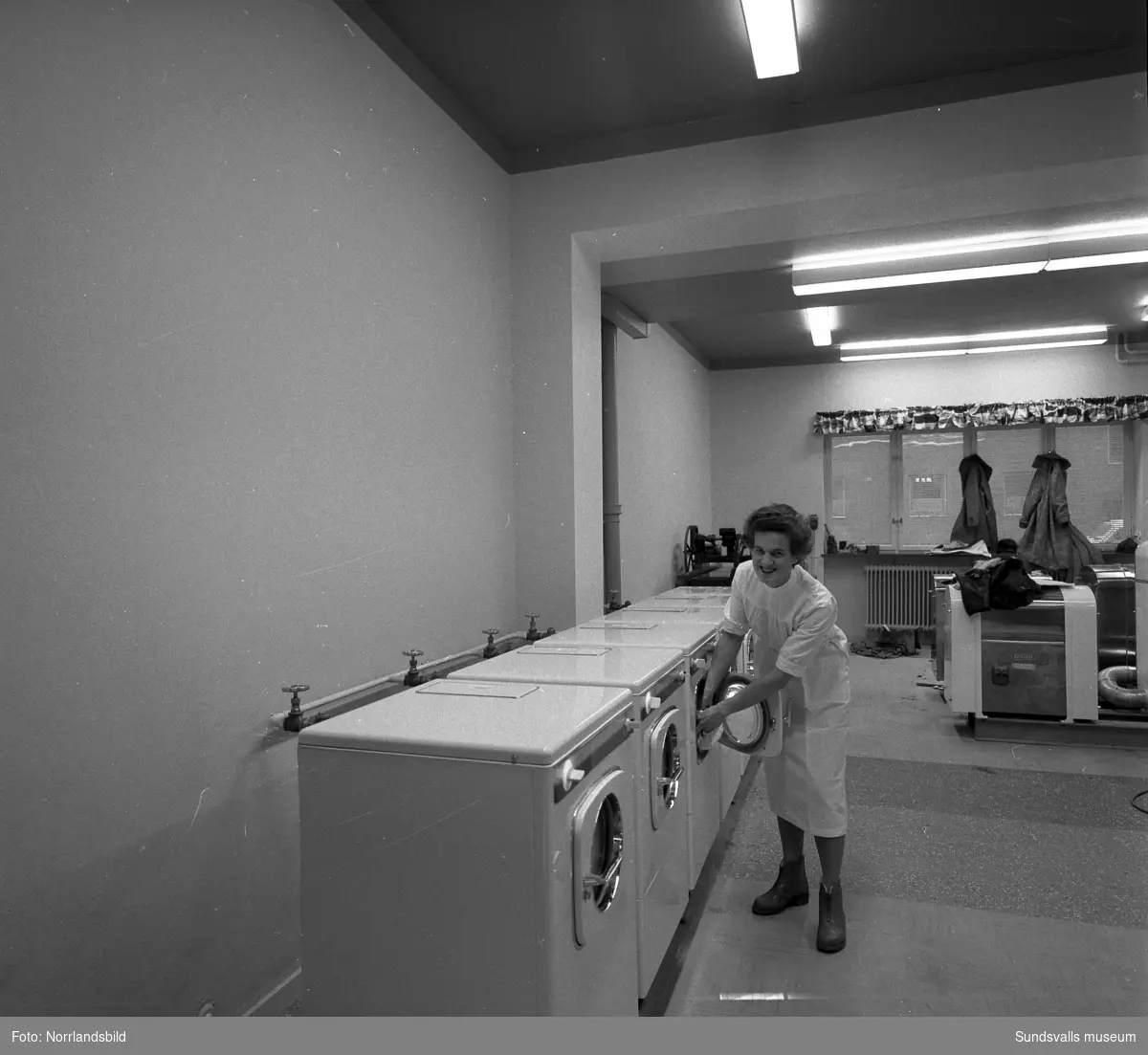 I november 1959 öppnade Norrlands första Tvättbar på Trädgårdsgatan 41. Fru S. Svenning på första bilden och bild två är det ingenjör Jan Matsson som installerar fler tvättmaskiner. I marknadsföringen stod:
"Tvätta lätt på nytt sätt.
Till Er tjänst öppnar vi i dag en mycket efterfrågad och länge efterlängtad TVÄTTBAR - den första i sitt slag i Norrland. Elva tvättmaskiner - Revecent och Husqvarna - centrifug, torktumlare och kallmangel står till Ert förfogande."