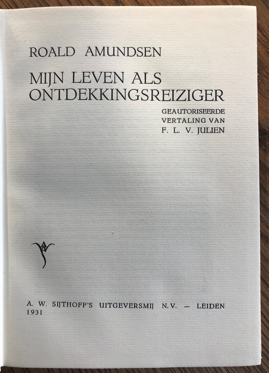 Bok. Amundsen, R: Mijn leven als ont dekkingsreiziger. Leiden 1931. Oransje bind med blå bokstaver.