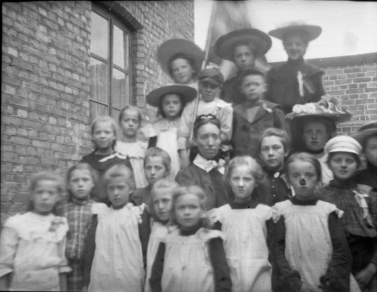 Rikard Berges fotoarkiv. Gruppebilder av barn. Bilde nr. 11.

Fotografier tatt av Rikard Berge. 642 nummer. Samlingen består av negativer bladfilm. Motivene er ført inn i egen protokoll av Berge. Protokollen har tittel "Bilæt-emne"