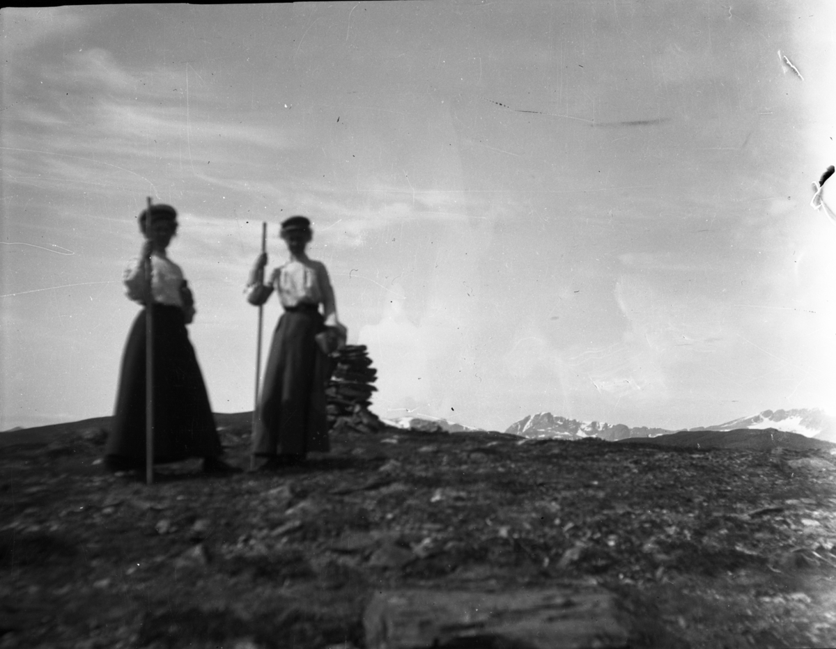 Rikard Berges fotoarkiv. Portretter, landskap, folkeliv. Bilde nr. 8.

Fotografier tatt av Rikard Berge. 642 nummer. Samlingen består av negativer bladfilm. Motivene er ført inn i egen protokoll av Berge. Protokollen har tittel "Bilæt-emne"