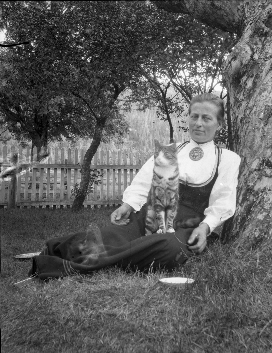 Rikard Berges fotoarkiv. Portretter, folkeliv. Bilde nr. 9.

Fotografier tatt av Rikard Berge. 642 nummer. Samlingen består av negativer bladfilm. Motivene er ført inn i egen protokoll av Berge. Protokollen har tittel "Bilæt-emne"