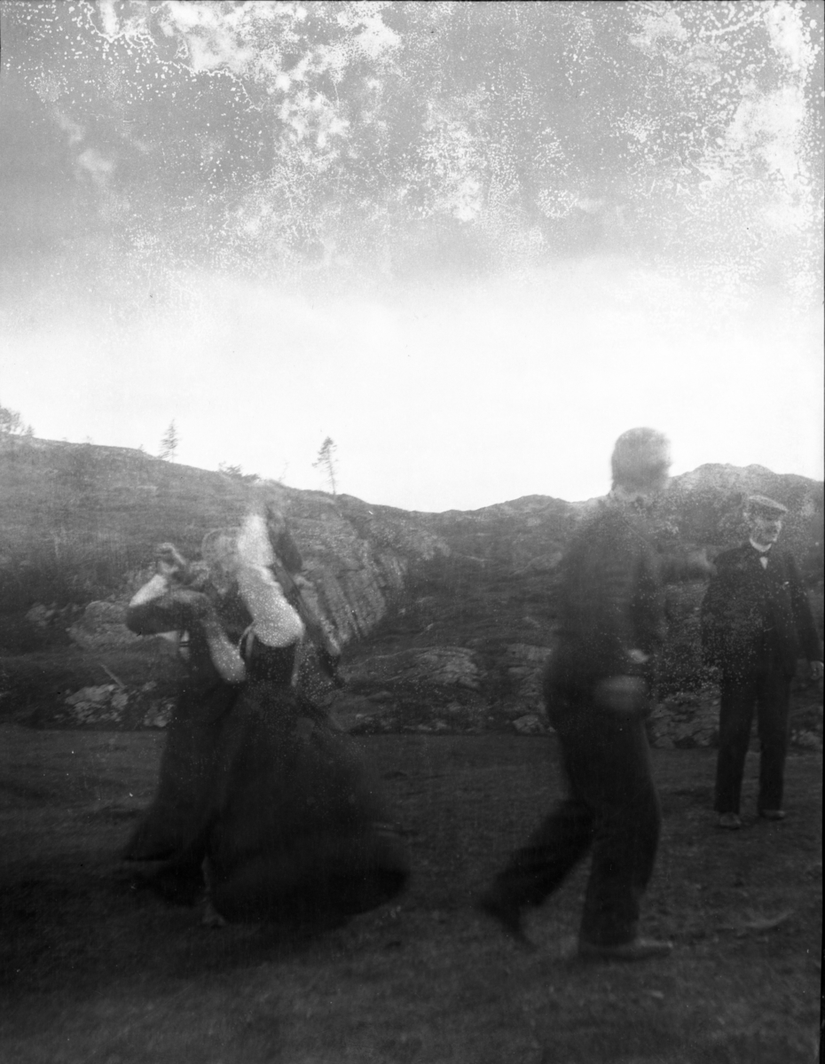 Rikard Berges fotoarkiv. Folk i bunader og klesdrakter fotografert på fjellet, 1905. Bildene er tatt av Johanna Bugge Berge. Bilde nr. 12 ant. Spellemannen Hans Smeland fra Seljord. Bilde nr. 21 ant. 17 mai, Seljord kirke.

Fotografier tatt av Rikard Berge. 642 nummer. Samlingen består av negativer bladfilm. Motivene er ført inn i egen protokoll av Berge. Protokollen har tittel "Bilæt-emne"