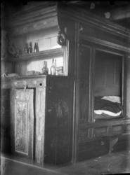 Rikard Berges fotoarkiv. Interiør, seng, sengeskap. Vreim, B