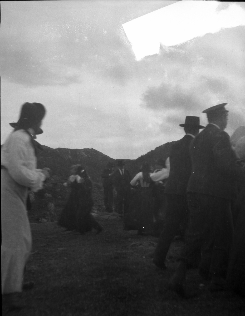 Rikard Berges fotoarkiv. Folk i bunader og klesdrakter fotografert på fjellet, 1905. Bildene er tatt av Johanna Bugge Berge. Bilde nr. 12 ant. Spellemannen Hans Smeland fra Seljord. Bilde nr. 21 ant. 17 mai, Seljord kirke.

Fotografier tatt av Rikard Berge. 642 nummer. Samlingen består av negativer bladfilm. Motivene er ført inn i egen protokoll av Berge. Protokollen har tittel "Bilæt-emne"