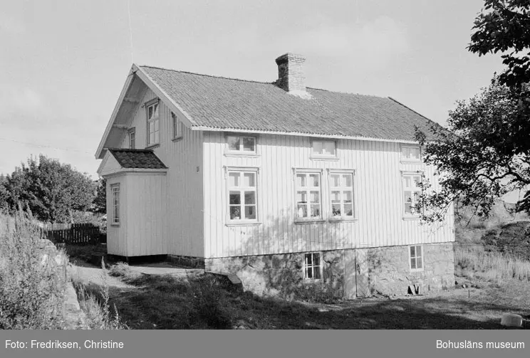 Motivbeskrivning: "Holmuddens varv (numera nerlagt), Orust. Bostadshus."
Datum: 19800918