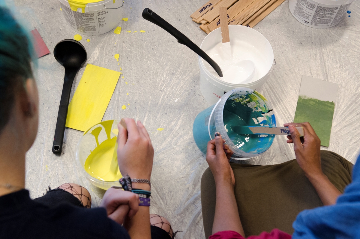 Moi og Salamah skapte et temporært kunstprosjekt sammen med elever i en valgfagsklasse på Ski ungdomsskole. Gjennom de neste ukene skal de se på fargene i byen og landskapet. Kunstnerne ønsket å invitere en gruppe elever til å undersøke Ski gjennom farger. Målet er at de vil se sin hjemby med nye øyne og at vi sammen kan skape nye fortellinger om Ski. Moi inviterte også kunstnar og forfattar Geir Yttervik til å undervise elevane i Josef Albers’ fargelære.